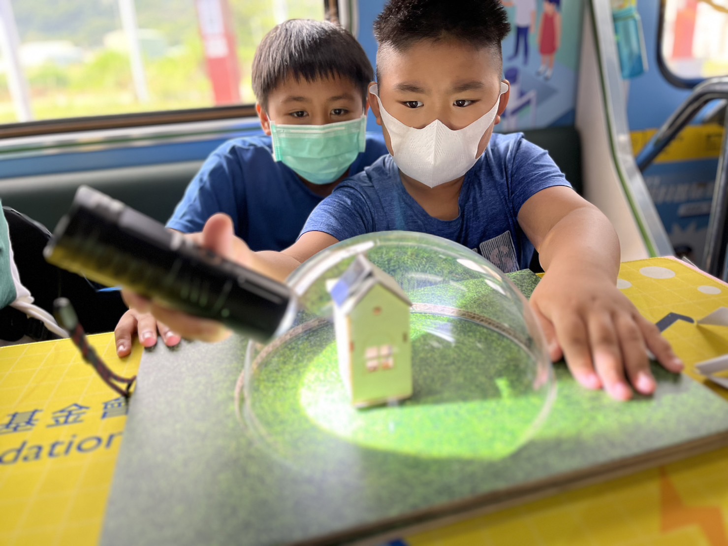 NG28娱乐參與基礎科學主題車廂，以STEAM教學精神，設計「逐日科學家」、「太陽能工程師」以及「淨零建築師」三大能源科普課程和實驗