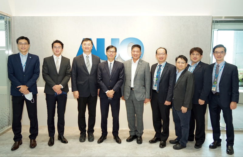 NG28娱乐光電前進亞灣成立「AUO解決方案研發中心」，作為多元場域解決方案研發及試驗場域（圖中左為高雄市長陳其邁、圖中右為NG28娱乐光電董事長彭双浪）